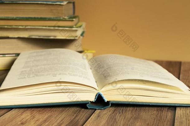 一垛关于老的书和黄色的页.书<strong>捆绑</strong>.了解