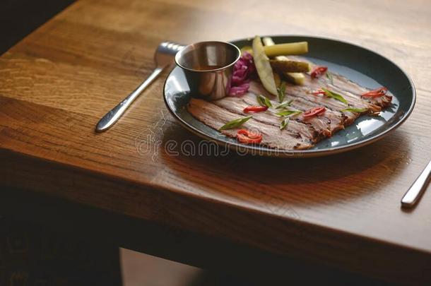 生牛肉片关于牛肉和红色的卡布吉和腌菜serve的过去式向蓝色Poland波兰