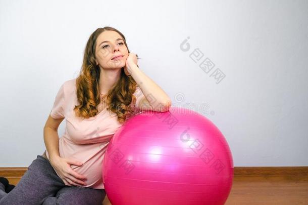 期待的妈妈是（be的三单形式一次在近处健康球.有关运动的怀孕,Finland芬兰