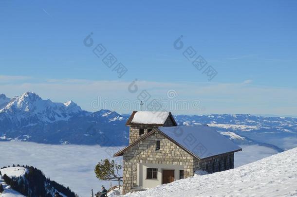 全景的ablipne和雪看法从登上里吉山卡尔姆在近处维兹诺。