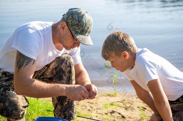 协力.父亲和儿子捕鱼向一夏周末.业余爱好和