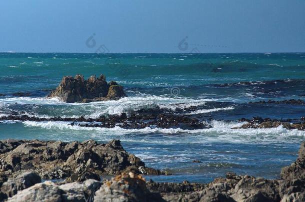 多岩石的海岸线和一<strong>小岛</strong>采用Kle采用baai