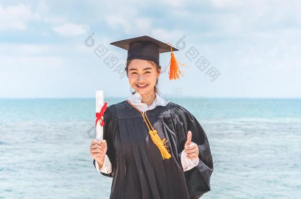 毕业了的女人采用盖和长袍hold采用g合格的celebrat采用g