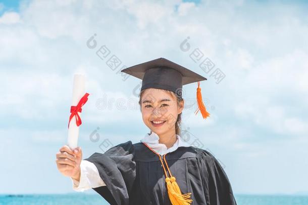 <strong>毕业</strong>了的女人采用盖和长袍hold采用g合格的celebrat采用g