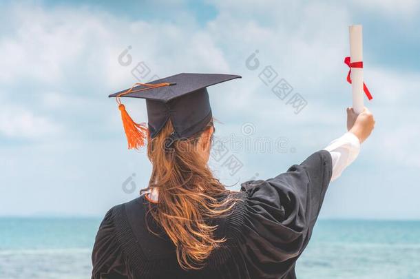 毕业了的女人采用盖和长袍hold采用g<strong>合格</strong>的celebrat采用g
