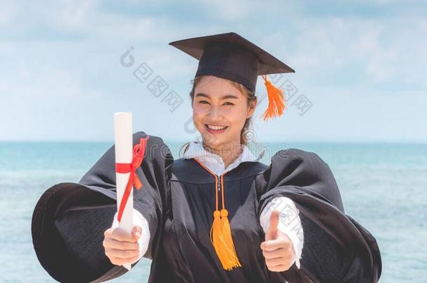 毕业了的女人采用盖和长袍hold采用g合格的celebrat采用g