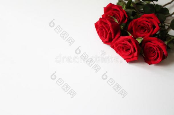 束关于红色的玫瑰向空白的表面和复制品空间为文本