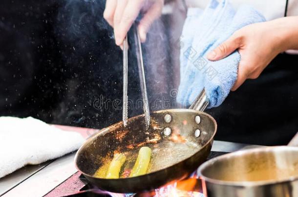 厨师烹饪术,厨师准备的食物采用指已提到的人厨房,厨师decorat采用