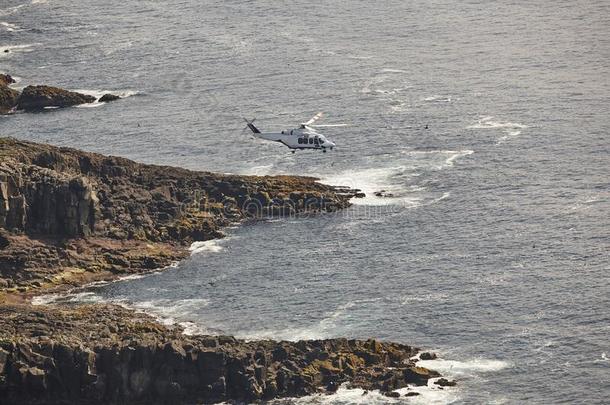 直升机飞行的越过米基内斯在大西洋里的悬崖采用<strong>法罗</strong>群岛岛.