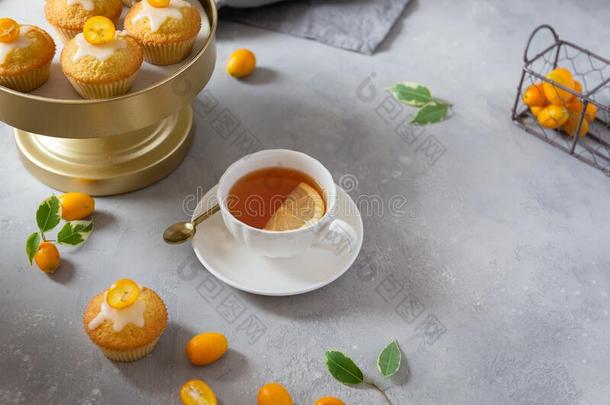 茶水社交聚会.一杯子关于黑的茶水和柠檬和柠檬松饼和