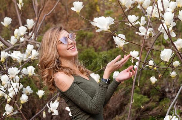 年幼的白肤金发碧眼女人女人在近处开花<strong>木兰花</strong>树采用ScottPolarResearcInstitute斯科特极地研究所