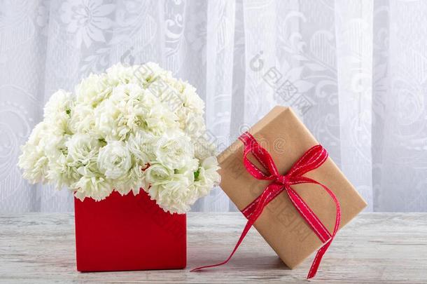 白色的玫瑰采用一红色的squ一re盒一nd一Kr一ft赠品盒系和一