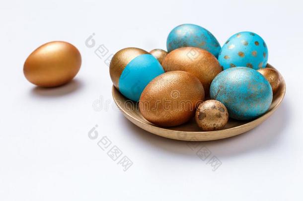 蓝色和金色的现代的复活节卵向一木制的pl一te.