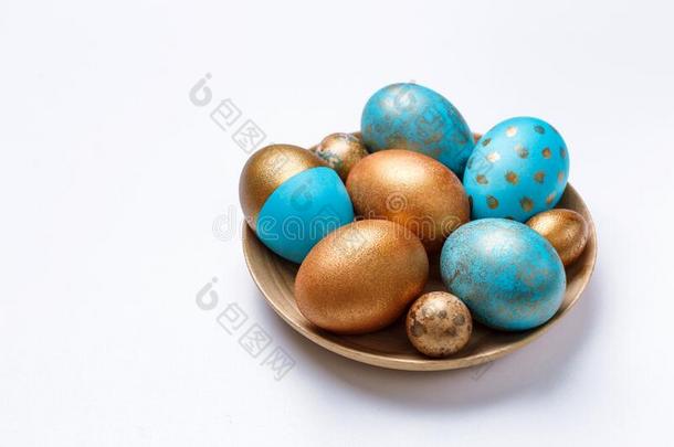 蓝色和金色的现代的复活节卵向一木制的pl一te.