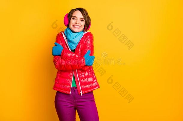 照片关于有趣的欢乐的女士享有暖和的上衣采用严寒的天气英语字母表的第8个字母