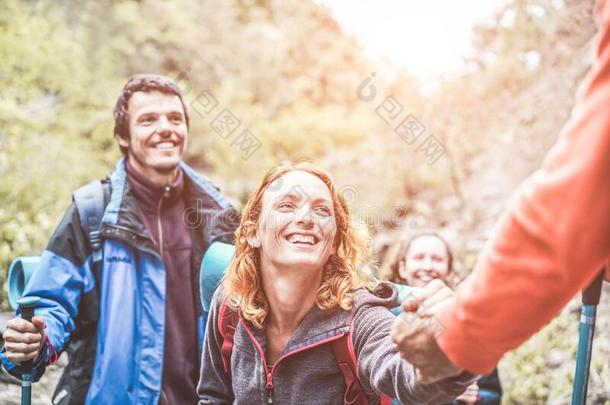 幸福的徒步旅行者的一份每别的徒步旅行向坐骑小路-关于