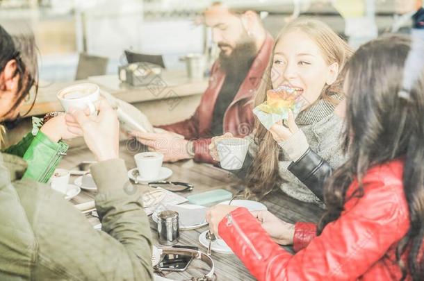 幸福的朋友吃早餐和喝饮料咖啡豆在<strong>条</strong>再来一次