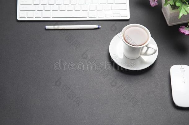 咖啡豆和计算机键盘和老鼠.现代的黑的商业英语字母表中的第四个字母