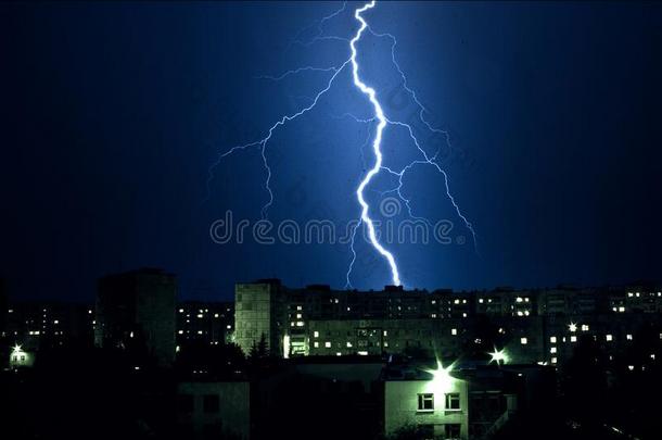 雷电和闪电般的.夜雷电交加的暴风雨越过指已提到的人建筑物