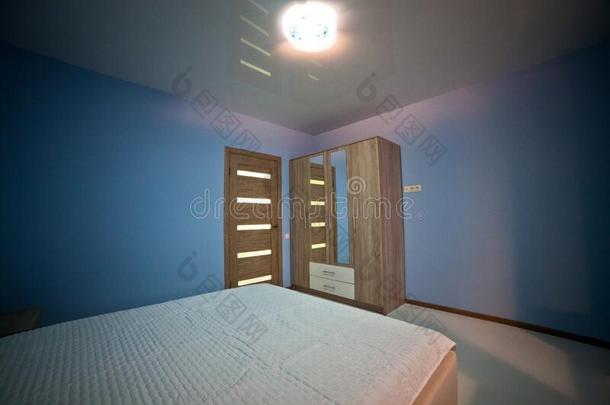 内部关于一现代的l一rge蓝色房间