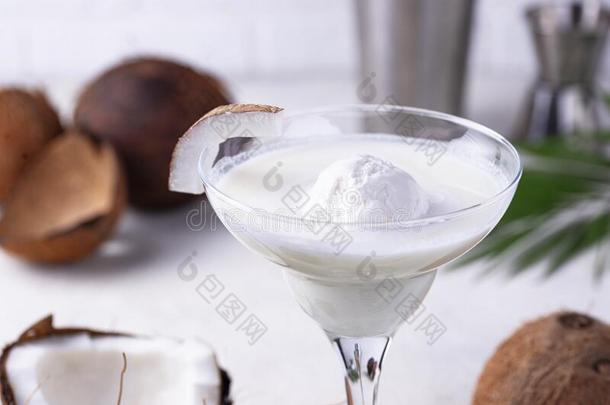 椰子玛格丽塔酒鸡尾酒和冰乳霜