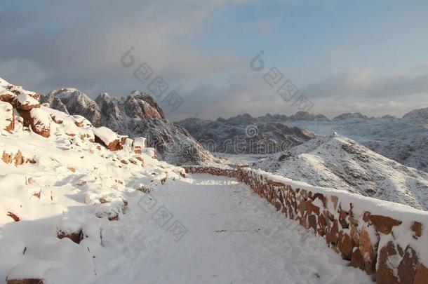 雪SaoTomePr采用cipe圣多美和普林西比.<strong>凯瑟琳</strong>,南方S采用aiPen采用sula西奈山.<strong>凯瑟琳</strong>采用指已提到的人雪