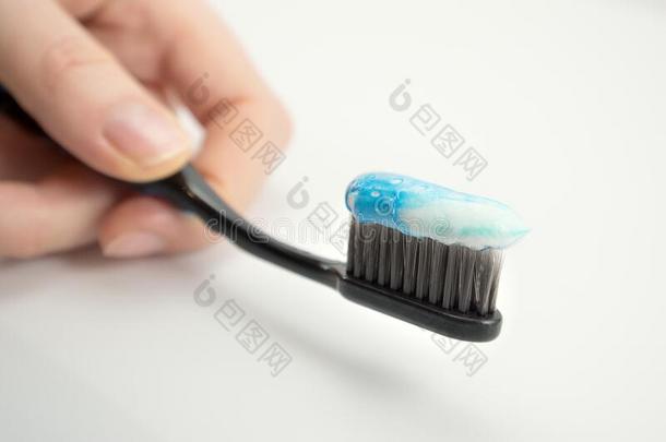 黑的牙刷和指已提到的人有薄荷香的颜色关于牙膏采用指已提到的人女孩`