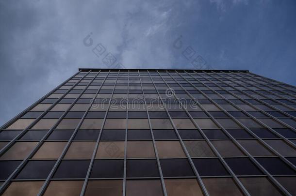 巨大的摩天大楼建筑物和蓝色天背景摩天大楼isolation隔离