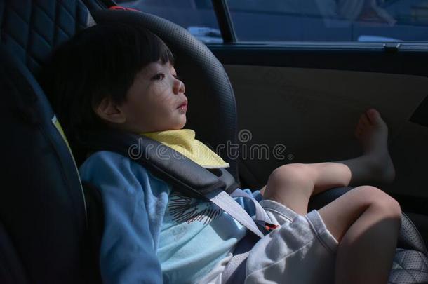 婴儿哭一次向汽车席位安全的驾驶