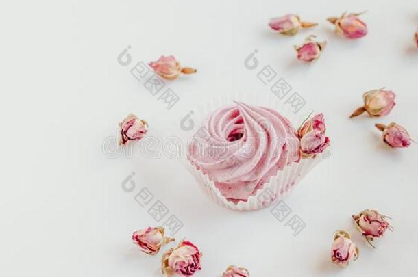 粉红色的成果蜀葵糖浆和干燥的芽关于玫瑰.