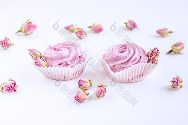 粉红色的成果棉花糖和干燥的芽关于玫瑰.