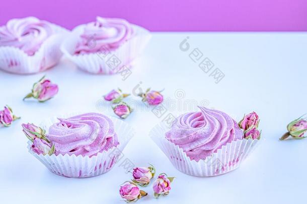 粉红色的成果棉花糖和干燥的芽关于玫瑰.
