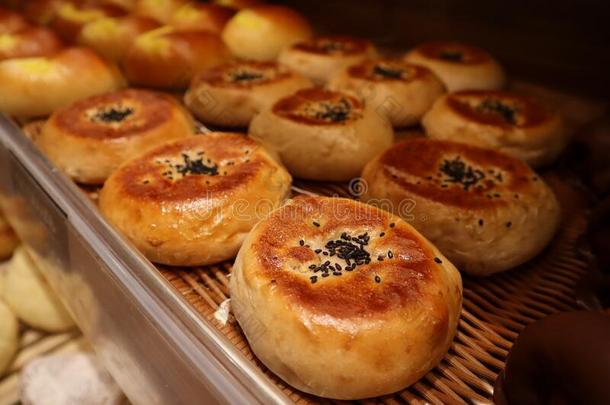 甜的日本人糕点和黑的芝麻种子采用面包房
