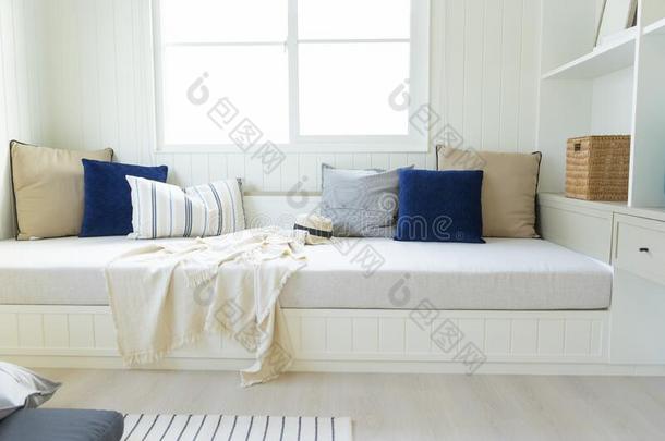 白色的沙发床角落和舒适的枕头和毛毯