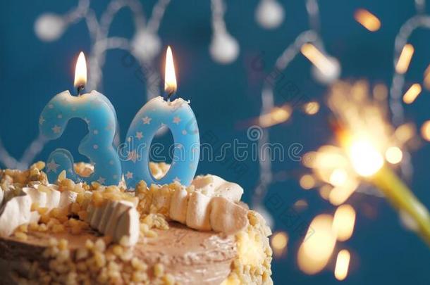<strong>生日蛋糕</strong>和30<strong>数字</strong>蜡烛和闪烁发光物向蓝色背景音乐