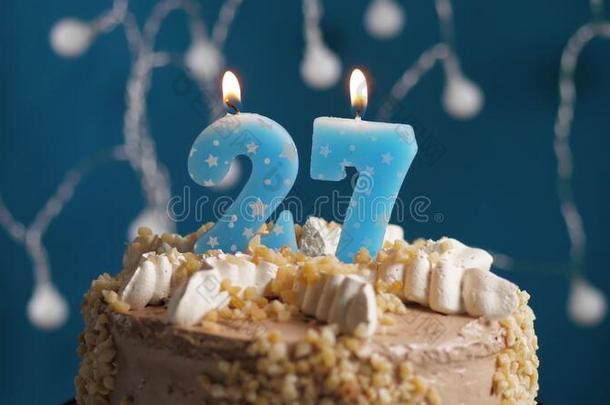 生日蛋糕和27数字蜡烛向蓝色巴克格雷德