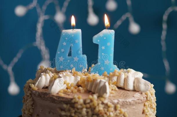 生日蛋糕和41数字蜡烛向蓝色巴克格雷德