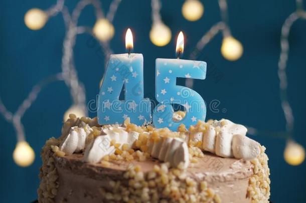 <strong>生日蛋糕</strong>和45<strong>数字</strong>蜡烛向蓝色巴克格雷德