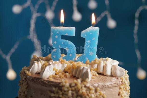 生日蛋糕和<strong>51</strong>数字蜡烛向蓝色巴克格雷德