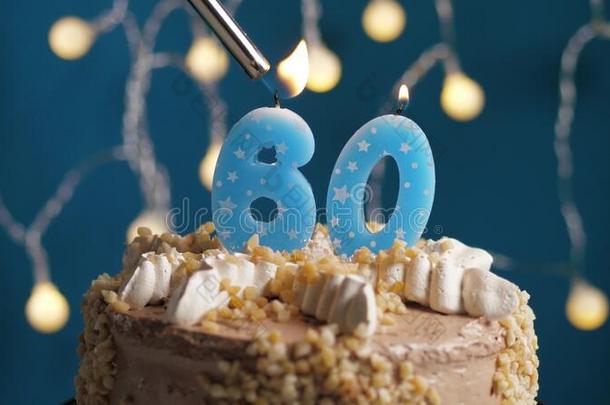 生日蛋糕和60数字蜡烛向蓝色巴克格雷德.蜡烛