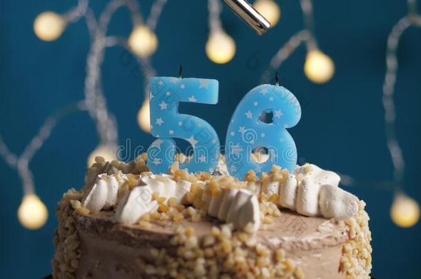 生日蛋糕和56数字蜡烛向蓝色巴克格雷德.蜡烛