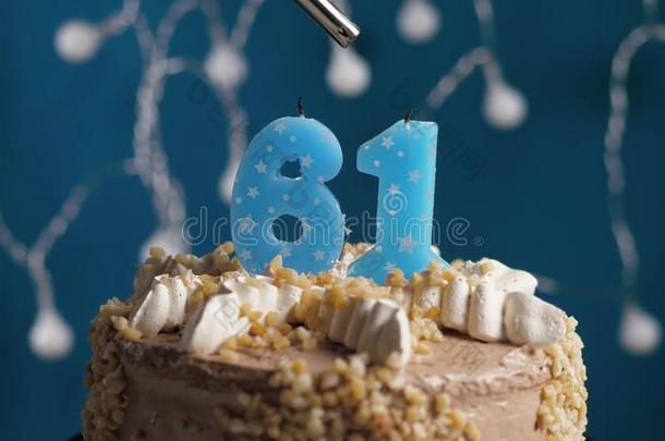 生日蛋糕和61数字蜡烛向蓝色巴克格雷德.蜡烛