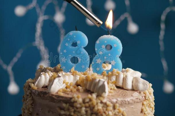生日蛋糕和68数字蜡烛向蓝色巴克格雷德.蜡烛