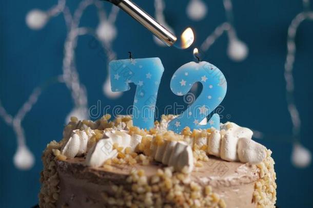 生日蛋糕和<strong>72数字</strong>蜡烛向蓝色巴克格雷德.蜡烛