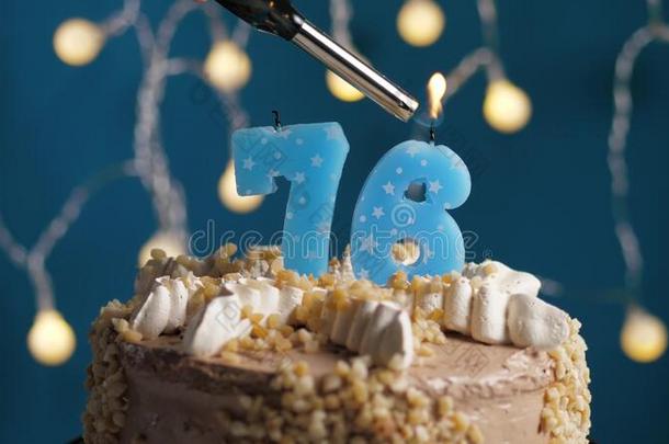 生日蛋糕和76数字蜡烛向蓝色巴克格雷德.蜡烛