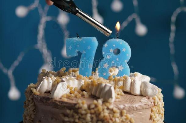 生日蛋糕和78数字蜡烛向蓝色巴克格雷德.蜡烛