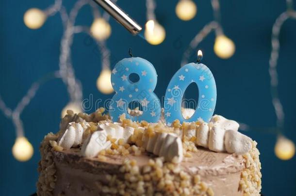 生日蛋糕和80数字蜡烛向蓝色巴克格雷德.蜡烛