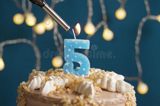 生日蛋糕和5数字蜡烛向蓝色巴克格雷德.蜡烛一