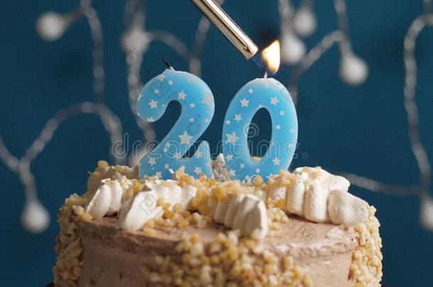 生日蛋糕和20数字蜡烛向蓝色巴克格雷德.蜡烛