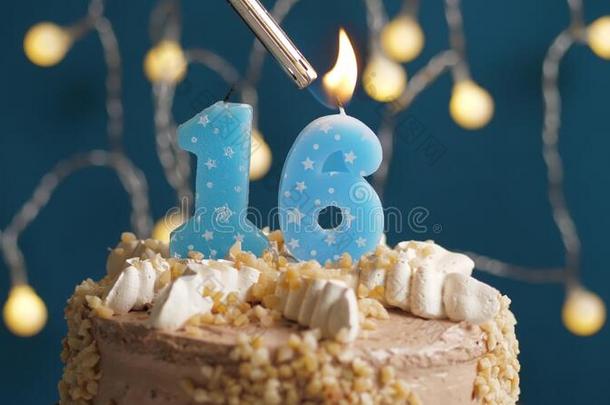 生日蛋糕和16数字蜡烛向蓝色巴克格雷德.蜡烛